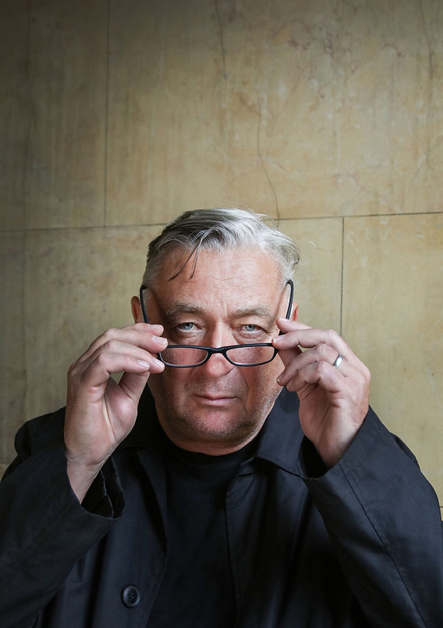 Andreas Vitasek greift sich an die Brille