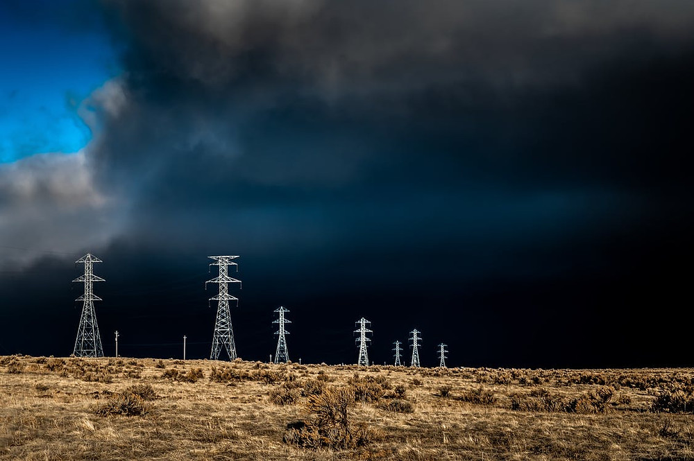 Linhas Elétricas Em Céu Nublado