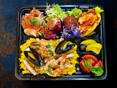 当店の看板メニューを贅沢に詰め込みました。特製出汁で炊き上げた本格パエリアを主役に、野菜ソムリエ厳選の旬野菜やバスクの技法が光る副菜を添えて。余計なものを削ぎ落とした素材の純度が、冷めても続く深い旨味を約束します。お集まりや行楽に、至福の地中海気分を。