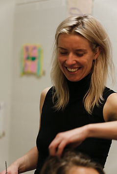 Glimlachende Blonde kapper