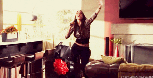 mujer-bailando-con-microfono-en-sala