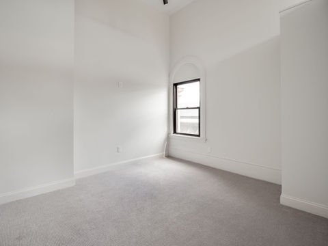 32-web-or-mls-105 William St Unit 405 New Bedford MA-8.jpg