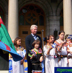 Fête Nationale du Québec (2004) organisée par Tassadit Ould-Hamouda, directrice de Tafsut, accompagnées de Gilles Duceppes