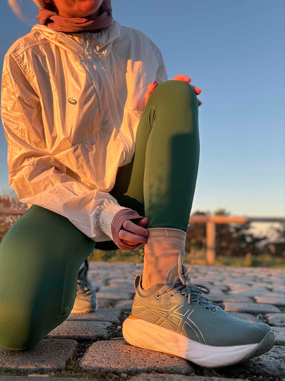 Nele trägt eine Laufbandage im Laufschuh von ASICS, den Gel Nimbus 25