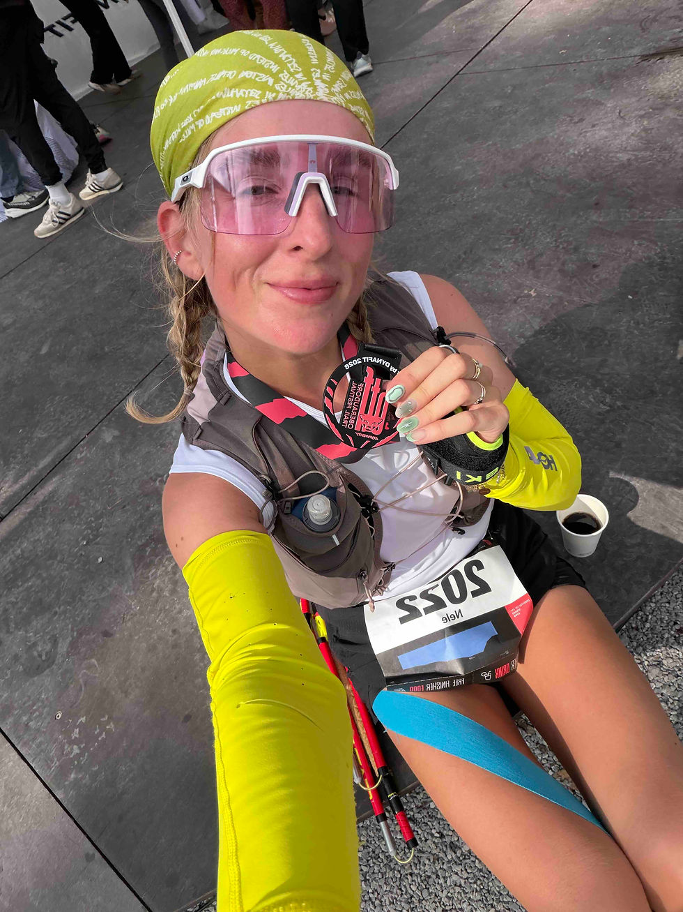 Nele Dörk mit einer Medaille nach einem Trailrun