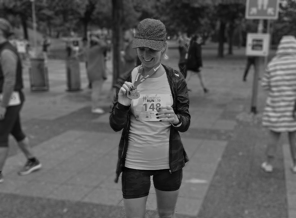 Nele beim Wettkampf mit einer Medaille