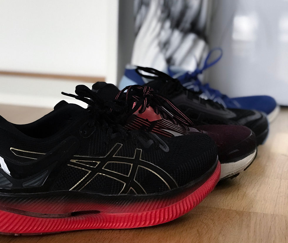 vier Paar verschiedene Laufschuh-Modell