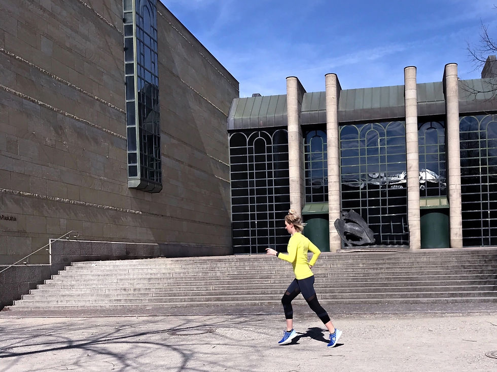 Nele läuft in der Sonne vor der Pinakothek in München