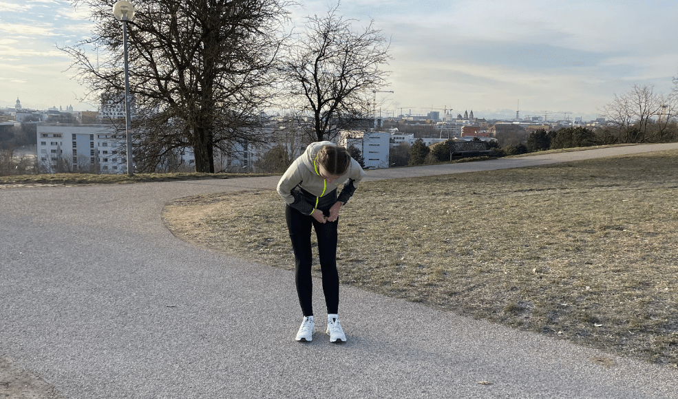 Nele läuft langsam im Olympiapark in München