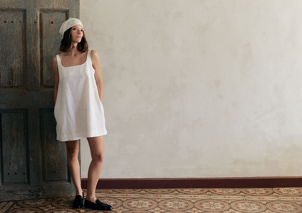 Jeanne porte la robe Calla en lin blanc 