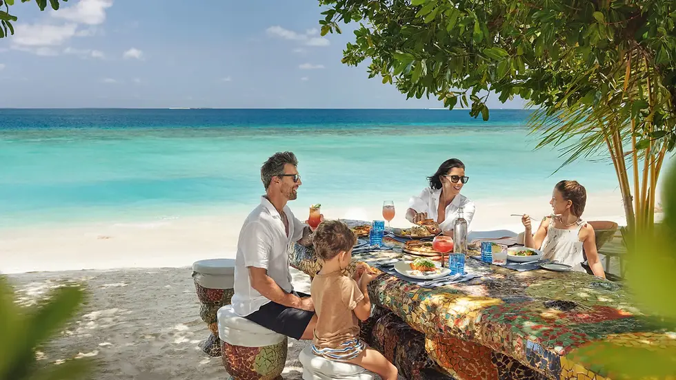 Миниатюра: Family dining on a tropical beach