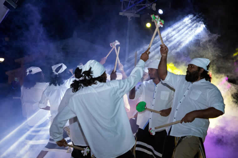 Миниатюра: Men in white performing Bodu Eid Dhathuru with sticks