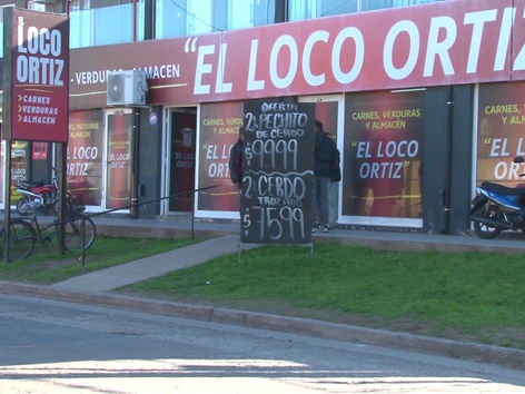 Rompieron una ventana de una carniceria para robarse una botella de fernet, un whisky y la caja registradora