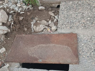 Le rompieron la entrada de su casa y sigue esperando