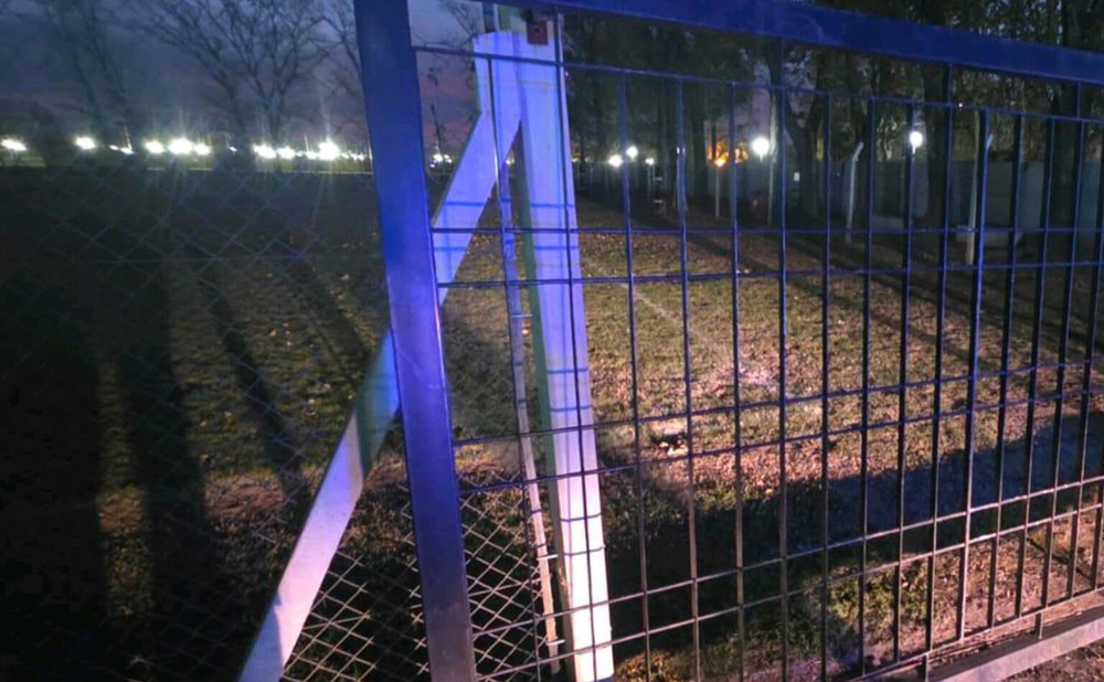 Un susto en el predio Aurinegro: Un portón cayó sobre un menor mientras jugaba a la pelota