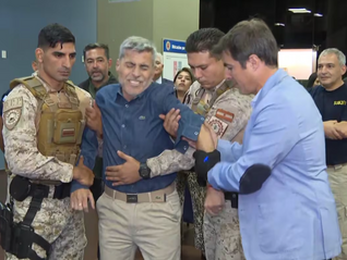 El ministro probó el guante eléctrico de la Policía