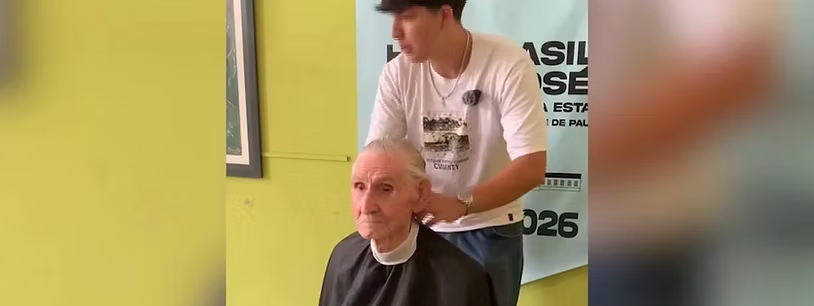 No corta por plata: el barbero que visita hogares de abuelos para cortarle el pelo gratis