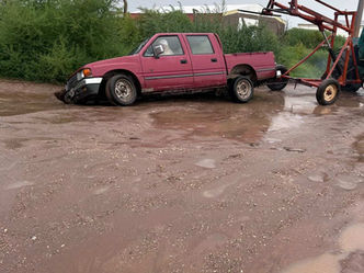 Una camioneta quedó atrapada por un socavón de una obra sin terminar: las fotos 