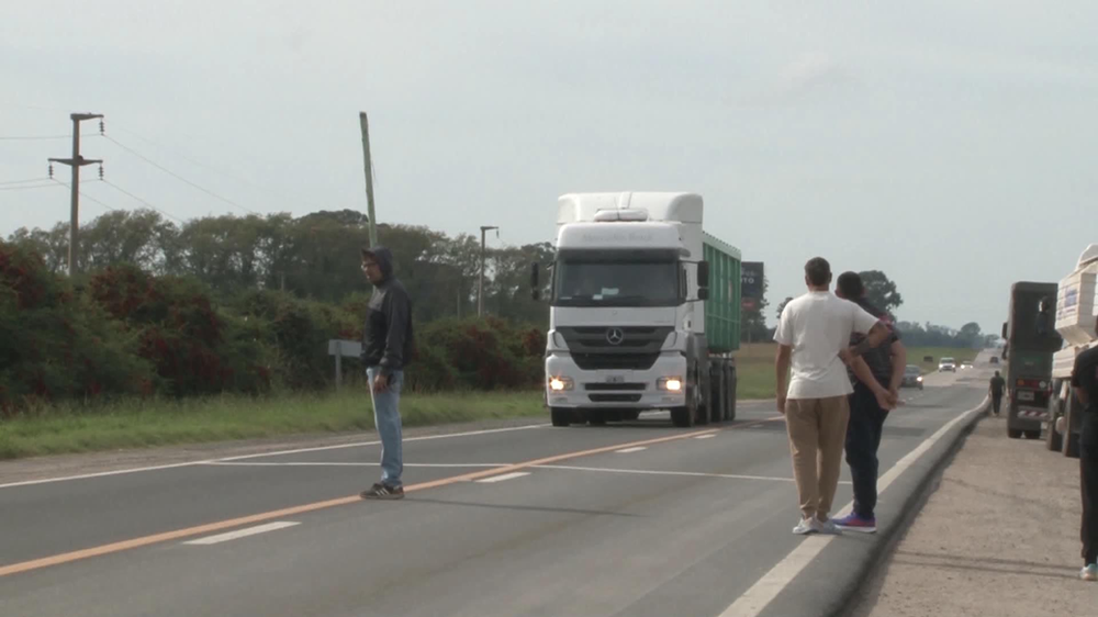 Camioneros endurecen la protesta en Río Cuarto y ya hay piquetes en todos los accesos