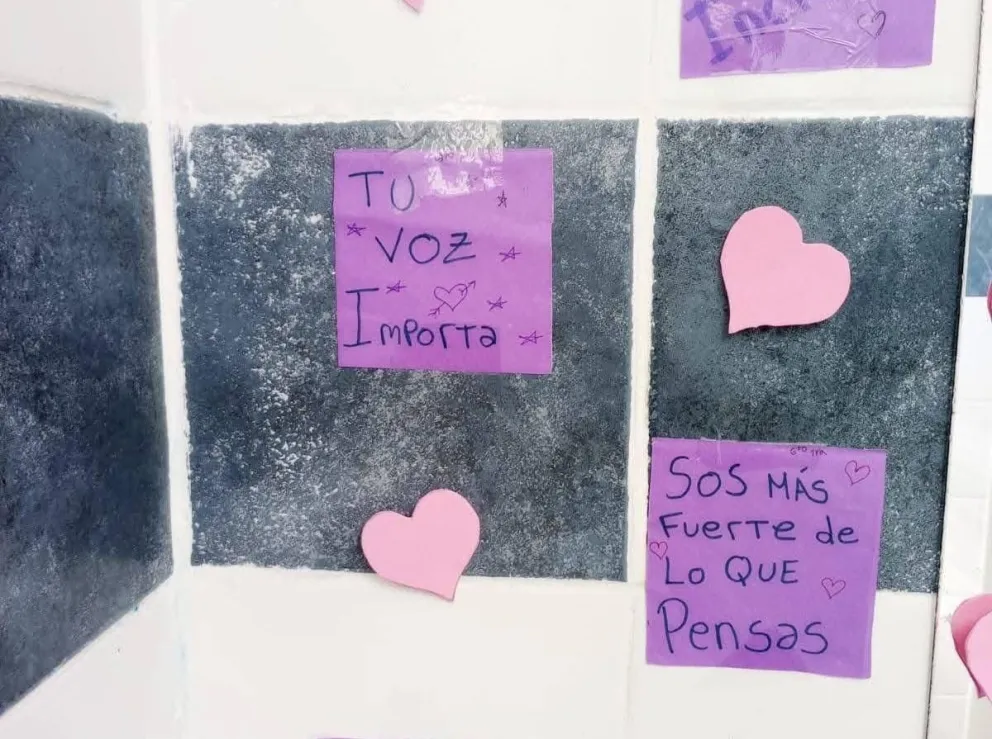En medio de las amenazas, estudiantes eligieron llenar su escuela de mensajes positivos