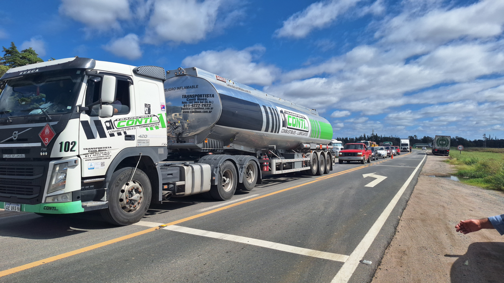 Sin acuerdo, camioneros redoblan la presión y amenazan con frenar todo el transporte
