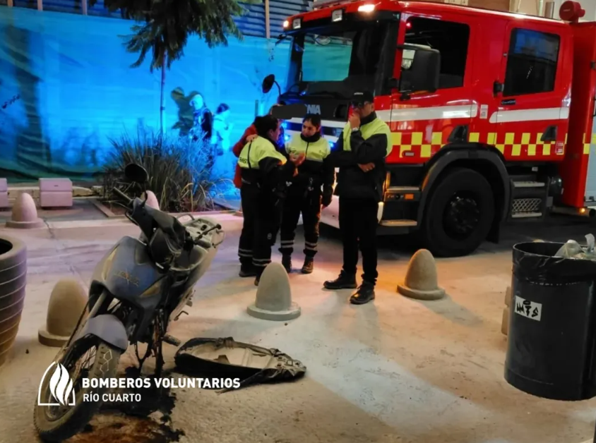 No quiso que le secuestraran la moto y la prendió fuego en plena calle