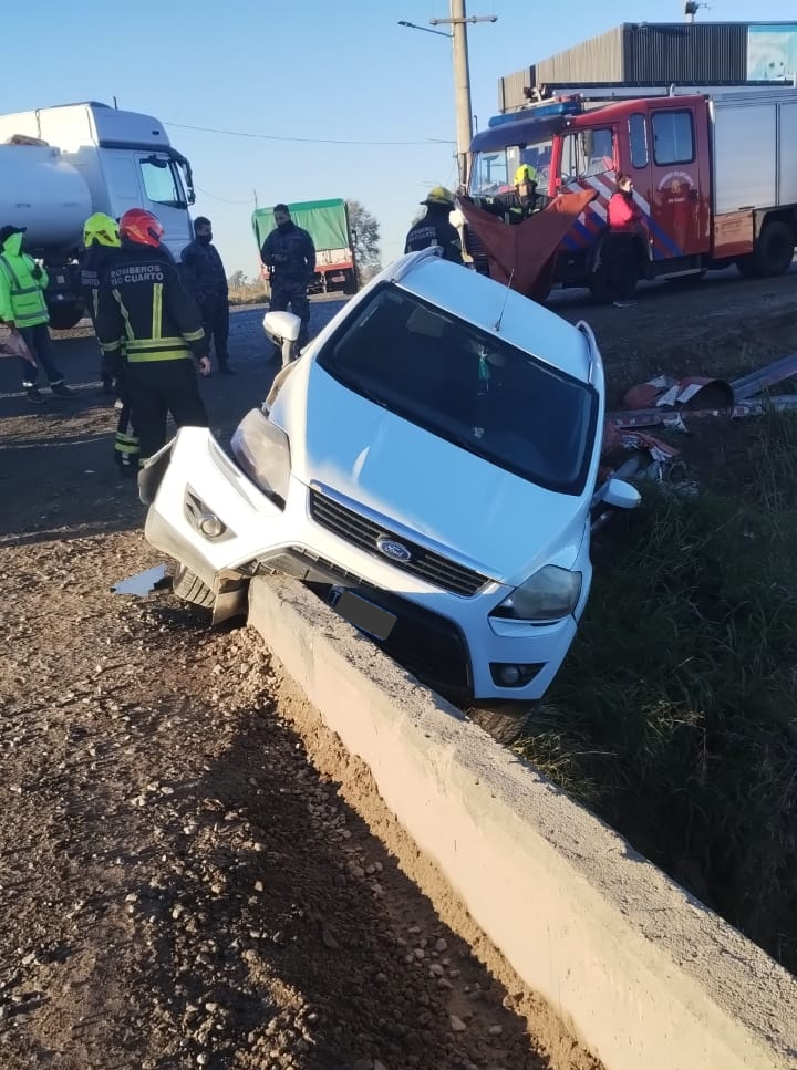 Perdió el control y terminó incrustado al borde de un canal en Ruta 8