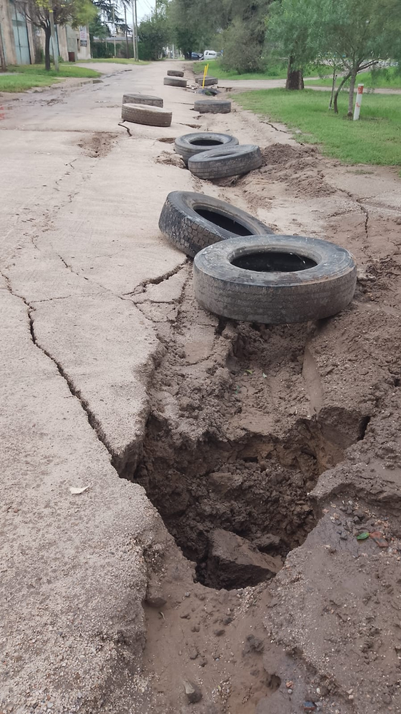 Una calle partida al medio y sin respuestas desde hace un mes