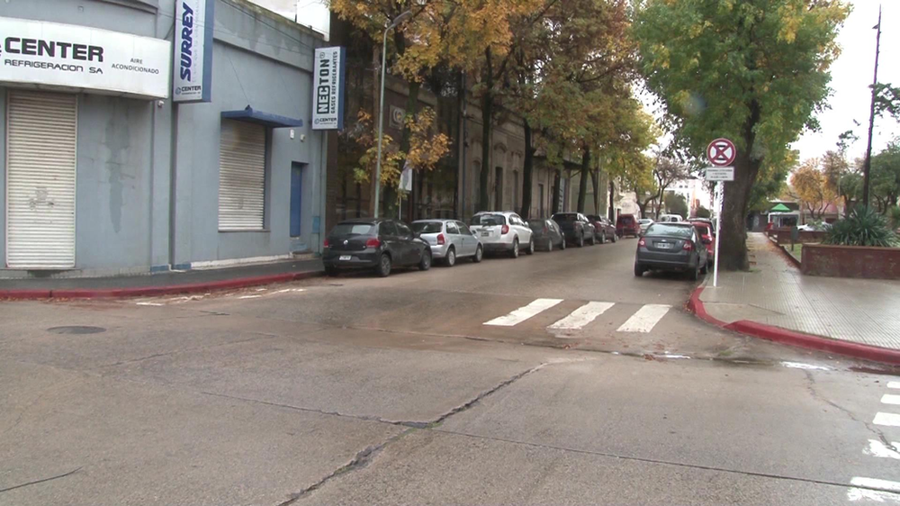 Chocó, huyó y lo dejó grave: buscan al conductor que abandonó a un motociclista