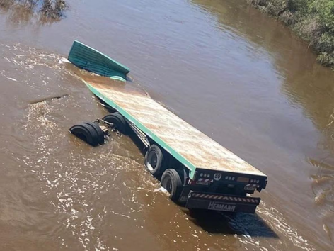 Buscan al chofer de un camión que despistó y cayó a un arroyo en la autopista Rosario-Córdoba