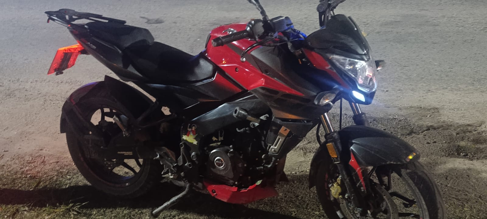 Tiene 16 años, chocó con una moto robada y su padre llegó a auxiliarlo en un auto también robado