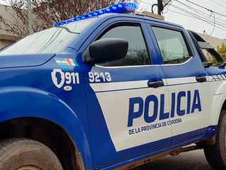 Un automóvil chocó contra un árbol en Banda Norte