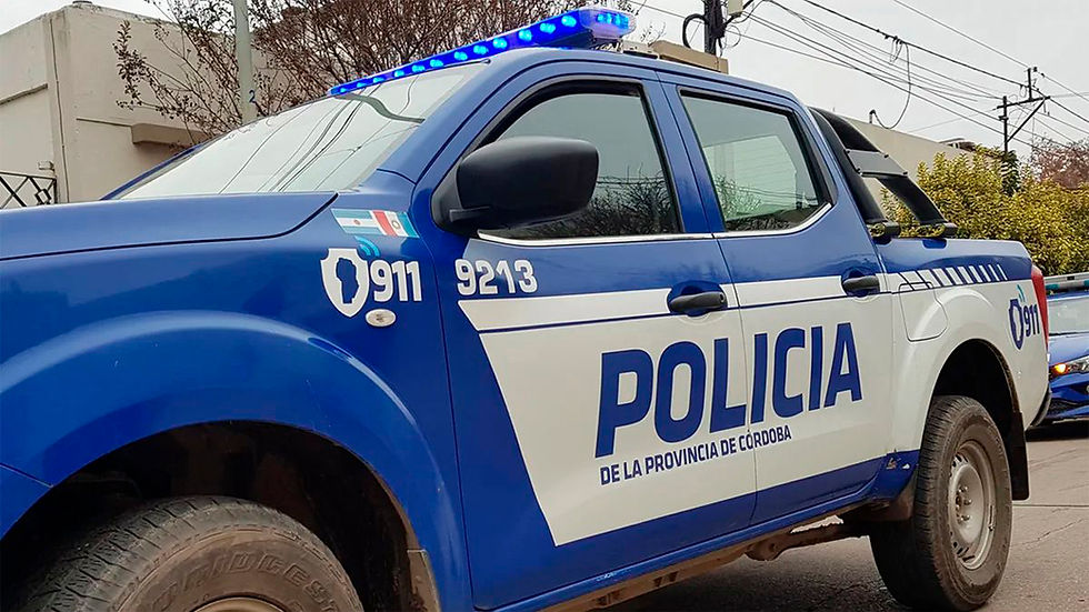 Un automóvil chocó contra un árbol en Banda Norte