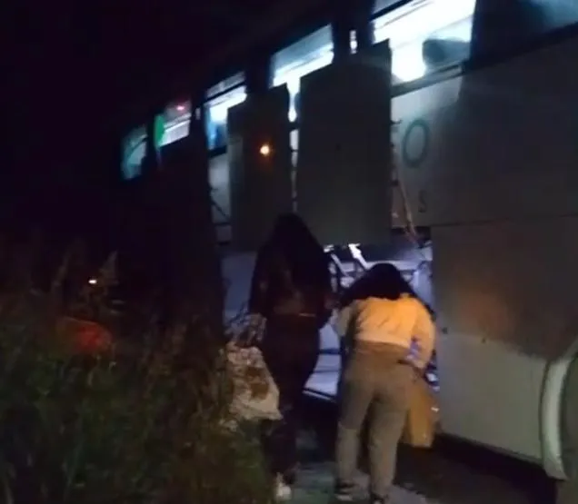 Odisea en la ruta: familias varadas de madrugada rumbo a una cárcel