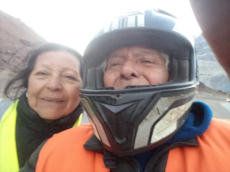 Cruzaron la cordillera en una moto 110cc para abrazar a sus nietos