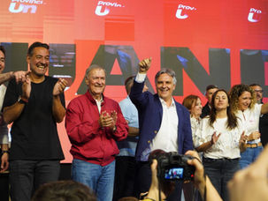 Llaryora felicitó al oficialismo y pidió que Milei “pueda mejorar las condiciones de la Argentina”