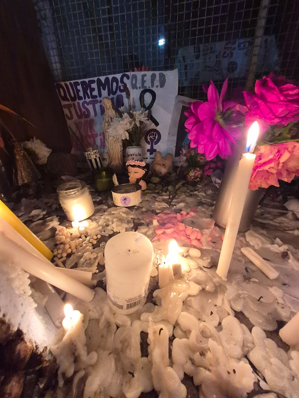 El santuario que vecinos han realizado frente a la casa donde vivía Agostina. 