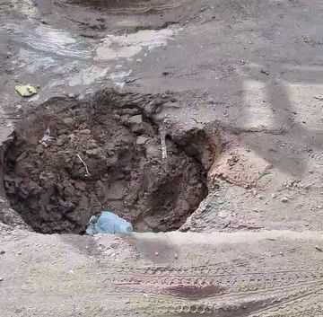 Varados en el barro: una obra mal terminada dejó una trampa en plena calle