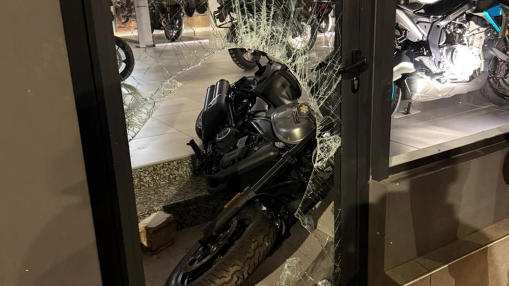Intento de robo en la madrugada: rompió el vidrio con una baldosa y quiso llevarse una moto