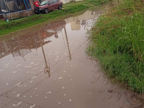 “Nos dejan la calle súper baja y se inunda todo” 