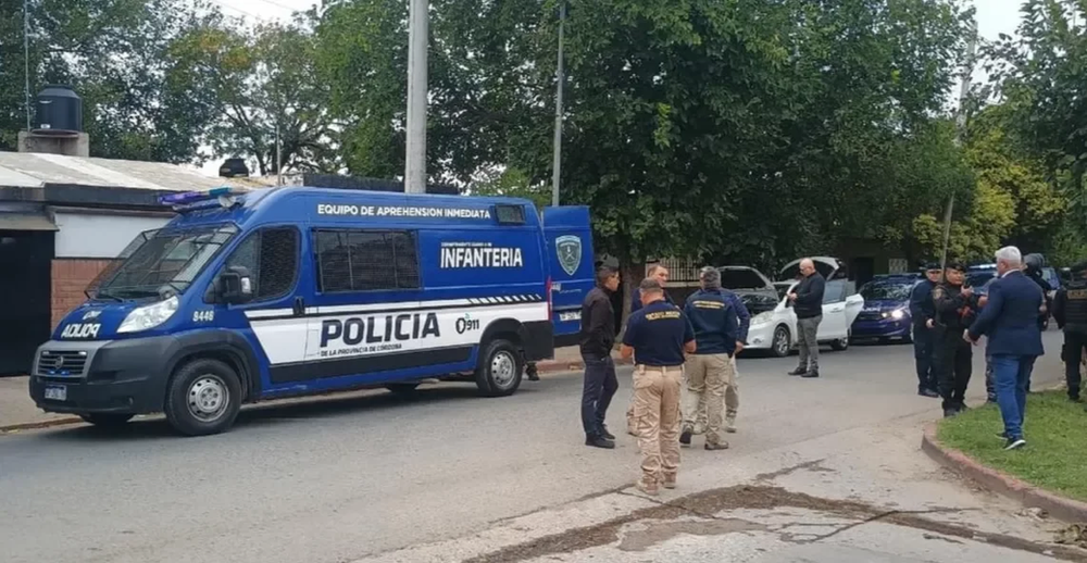 Córdoba hará que los padres paguen los operativos por amenazas falsas en escuelas