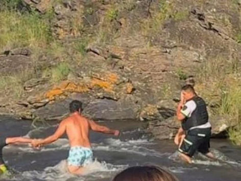 Creció el río y el niño quedó aislado: La rápida decisión de un policía cambió el final