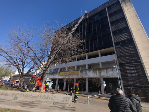 Riesgo de derrumbe en el Correo Argentino: un operativo evitó que un perfil metálico cayera sobre la vía pública en Río Cuarto