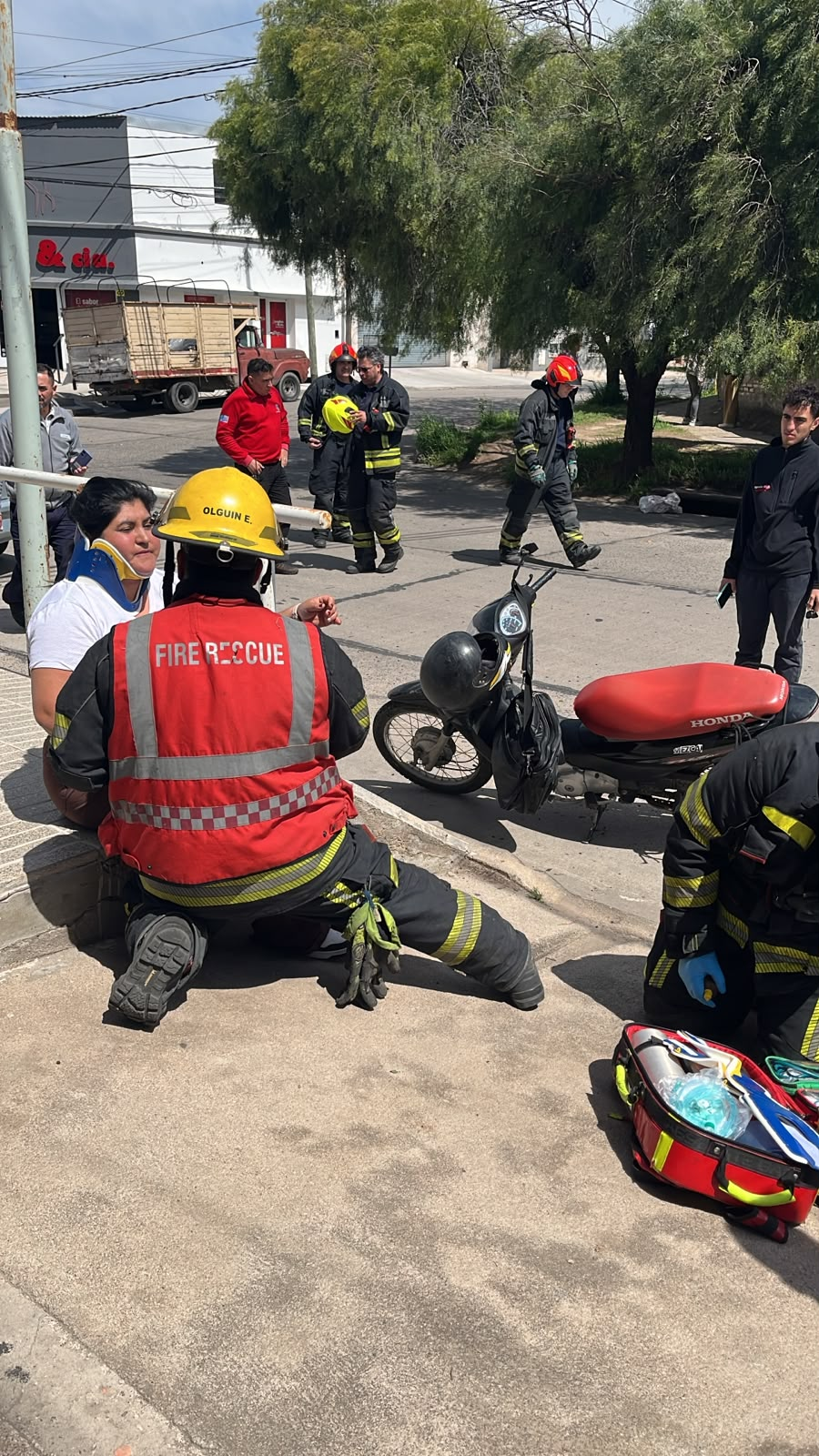 Cayó un árbol, arrastró el cableado y un cable se enredó en el cuello de una motociclista