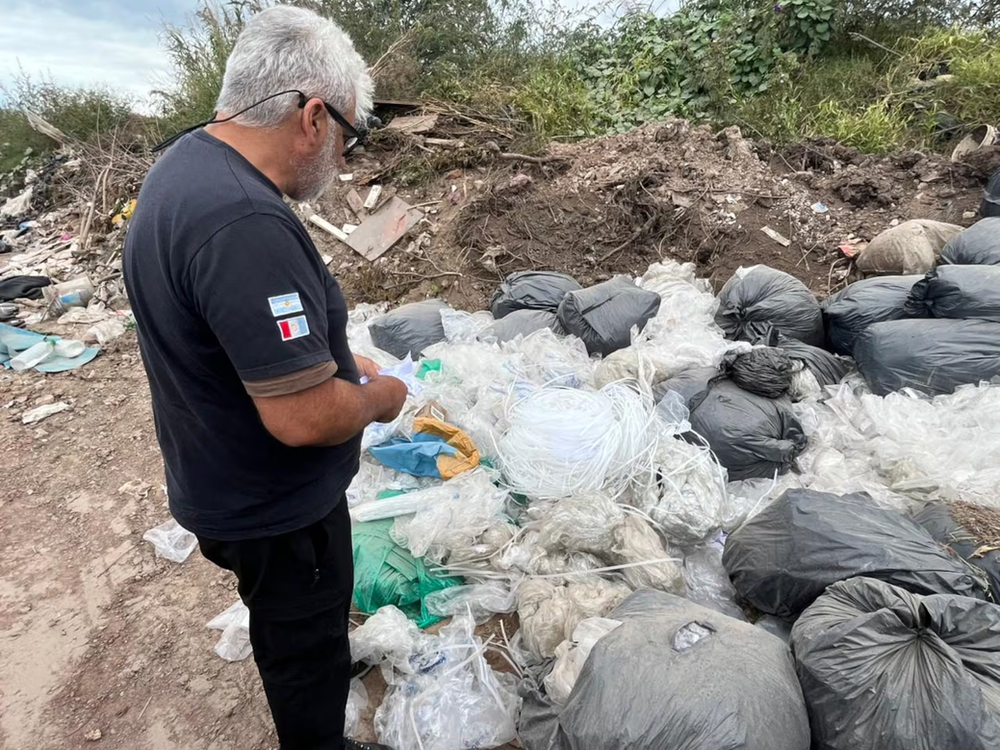 Clausuran un laboratorio en Córdoba por tirar residuos en un basural ilegal