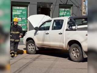 Choque en pleno centro: Dos heridos tras el impacto entre un auto y una camioneta