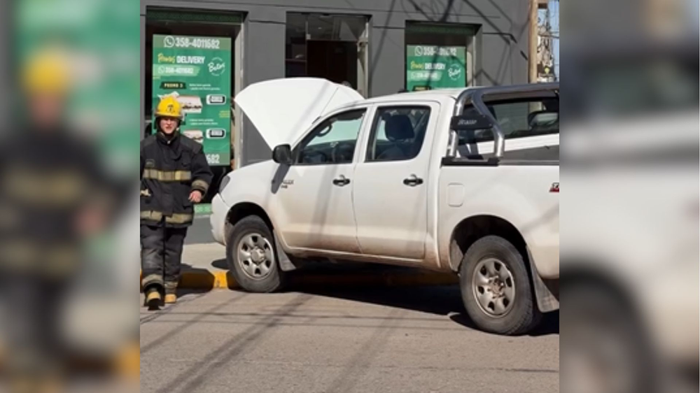 Choque en pleno centro: Dos heridos tras el impacto entre un auto y una camioneta