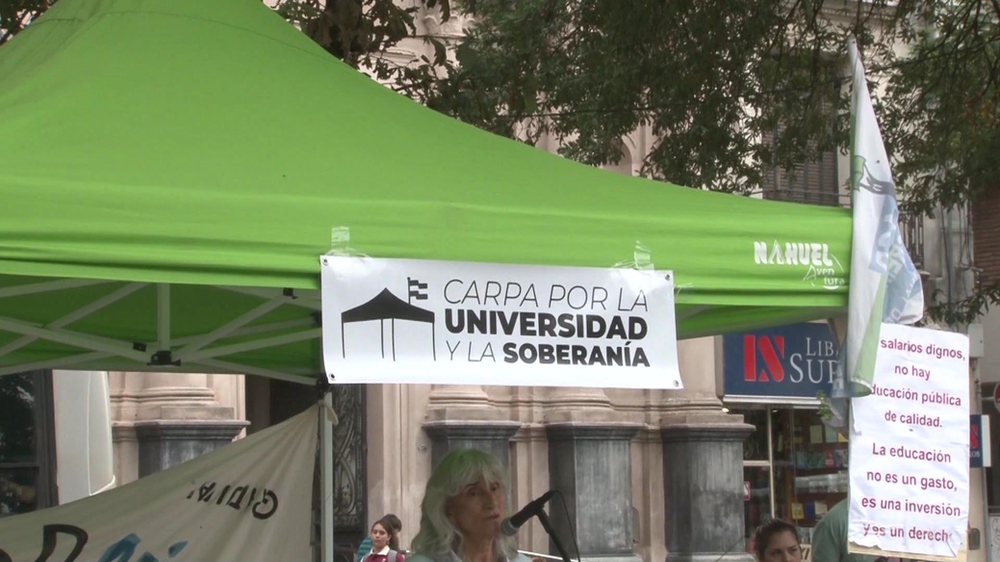 Carpa universitaria en plaza Roca: reclamo por fondos y alerta por el financiamiento
