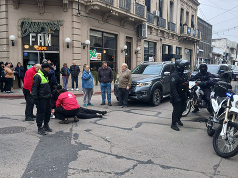 Un peatón de 77 años resultó herido tras ser rozado por una camioneta en pleno centro