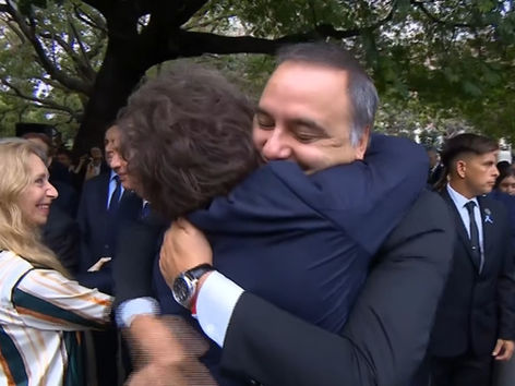 El fuerte abrazo de Milei a Adorni en pleno acto por Malvinas